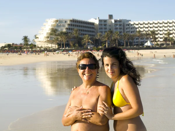 Mor och dotter i en beach resort — Stockfoto