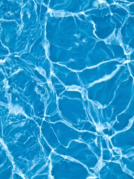 Голубой фонтан воды бассейна — стоковое фото