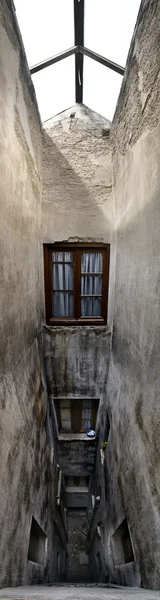 Гранж патіо в старий будинок в Canfranc — стокове фото
