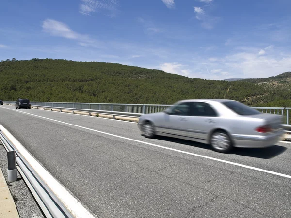 Tráfico en una carretera de montaña — Foto de Stock