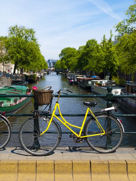 Велосипед в Амстердамі канал — стокове фото