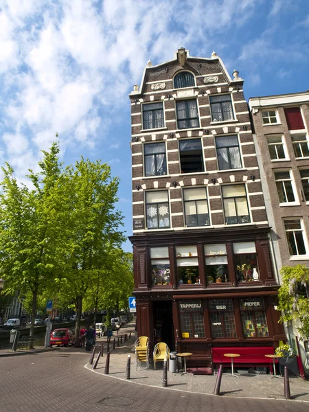 Typiskt udda lutande hus i amsterdam — Stockfoto