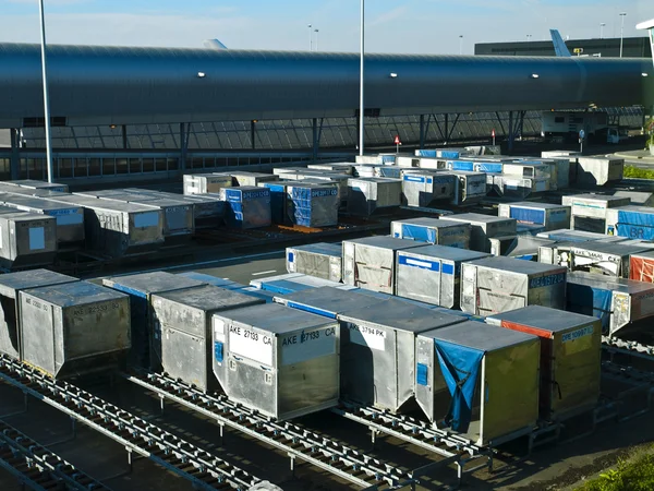 Recipientes de carga do aeroporto — Fotografia de Stock