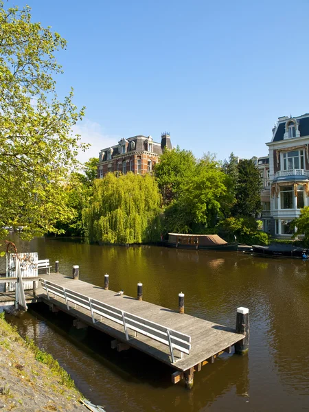 Liten brygga i amsterdam canal — Stockfoto