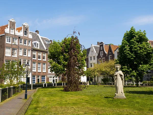 Begijnhof gericht in amsterdam — Stockfoto