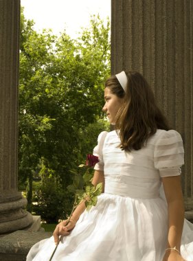 İlk cemaat elbisesi ile poz kız