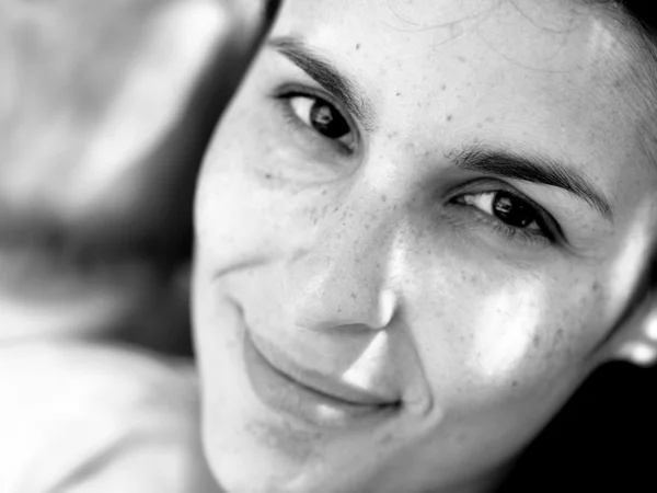 Retrato en blanco y negro de una chica latina —  Fotos de Stock