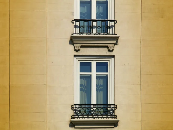 Facciata classica con due finestre — Foto Stock