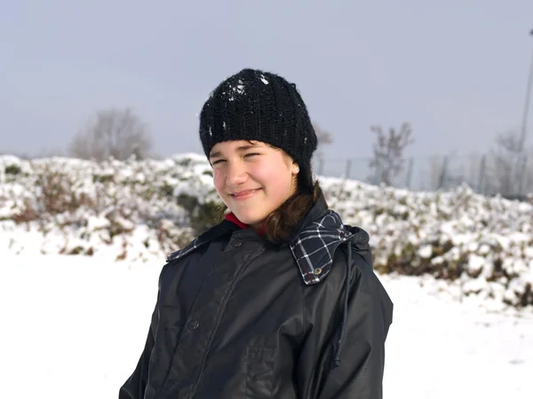 Дівчина на снігу — стокове фото