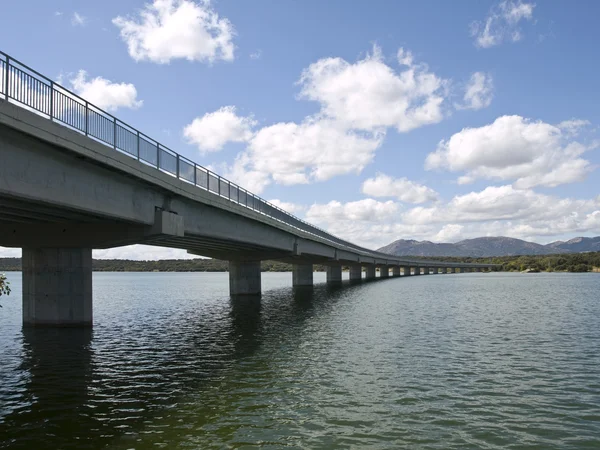 Most přes vodní nádrž valmayor — Stock fotografie