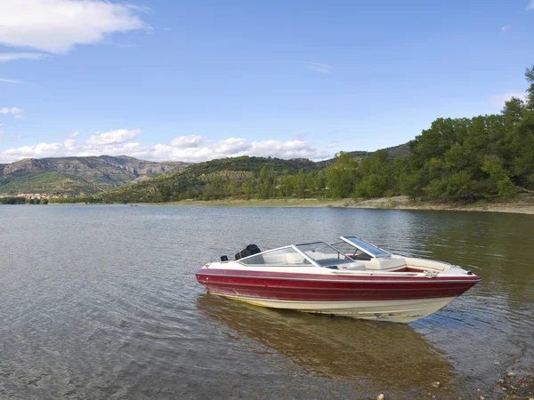 Yacht dans le lac Sant Antoni série — Photo