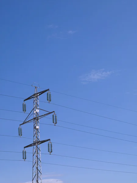 Potere pilone contro un cielo blu — Foto Stock