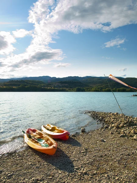 Kayaks in the shore — Stock Photo, Image