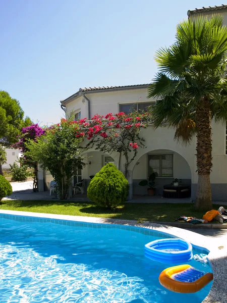 Grande piscina in una villa vacanze — Foto Stock