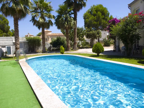 Grande piscina em uma villa de férias — Fotografia de Stock
