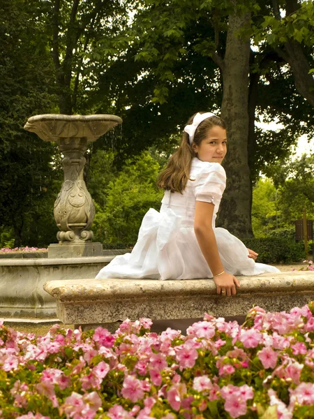 Chica posando con su primer vestido de comunión —  Fotos de Stock