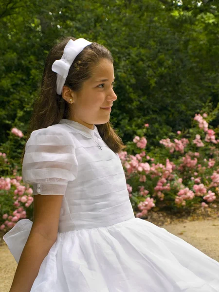 Chica posando con su primer vestido de comunión — Foto de Stock