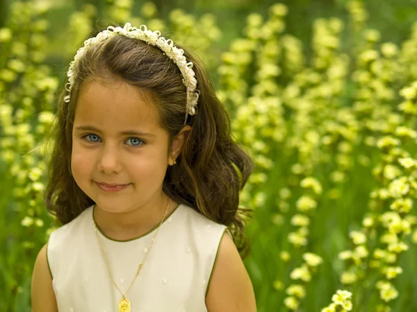 庭に笑みを浮かべて素敵な女の子 — ストック写真