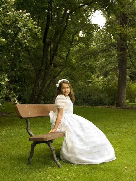 Дівчина позує зі своєю першою сукнею спілкування — стокове фото