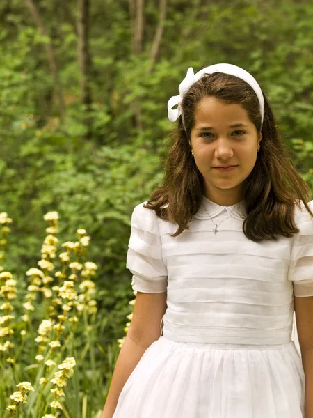 Menina posando com seu primeiro vestido de comunhão — Fotografia de Stock