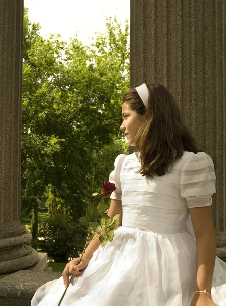 Menina posando com seu primeiro vestido de comunhão — Fotografia de Stock