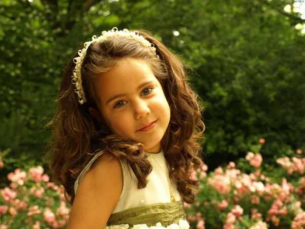 Piękny dziewczyna uśmiechając się w ogrodzie — Zdjęcie stockowe