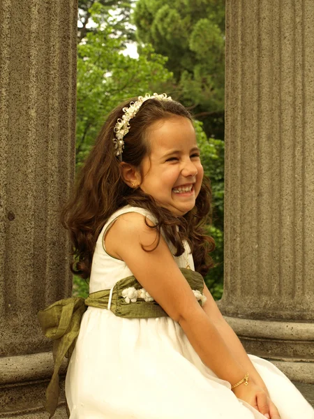 Fille posant avec sa première robe de communion — Photo