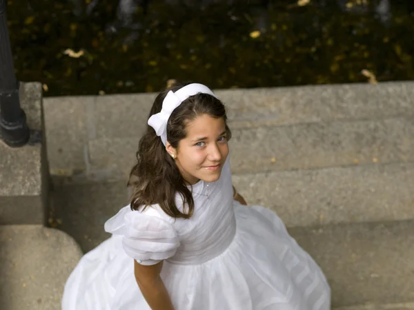 Chica posando con su primer vestido de comunión — Foto de Stock