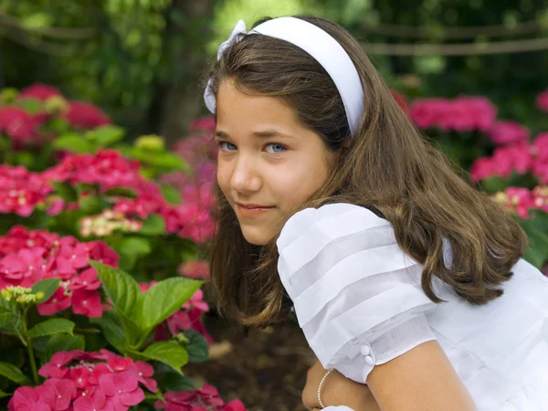 Mädchen posiert mit ihrem Erstkommunionkleid — Stockfoto