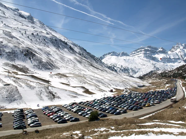 Auto parkeren in een sneeuw parcours — Stockfoto