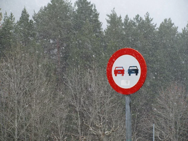 Sinal de estrada em um cenário nevando — Fotografia de Stock