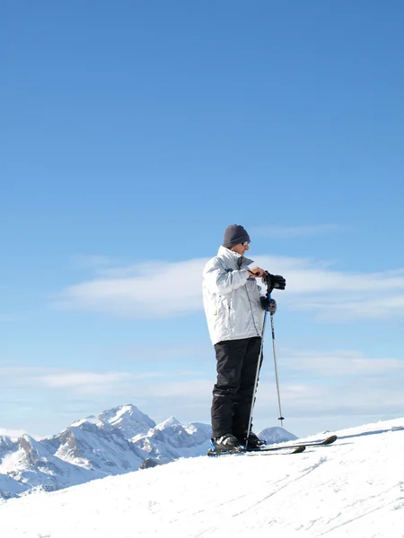 Narciarz na szczycie wzgórza — Zdjęcie stockowe