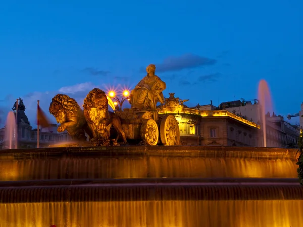 到了晚上，马德里 la 喷泉 — 图库照片