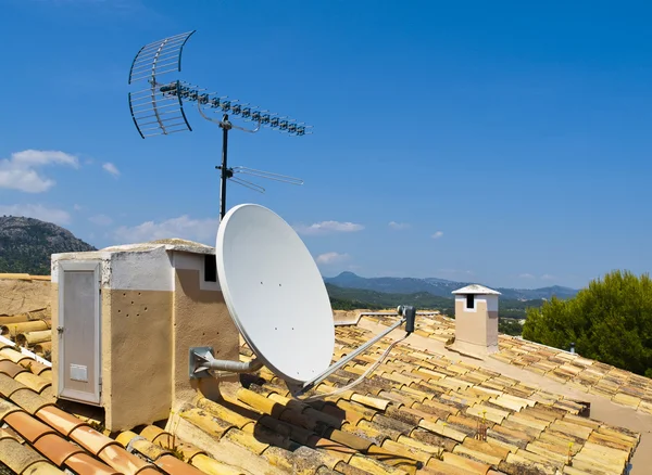 Antena em um telhado de telha — Fotografia de Stock