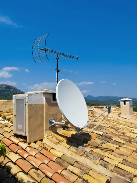 Antena en un tejado de azulejos — Foto de Stock