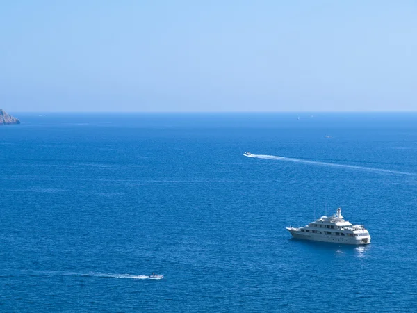 Navio de cruzeiro no Mar Mediterrâneo — Fotografia de Stock