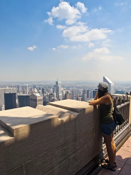 Jeune fille admirant Manhattan — Photo