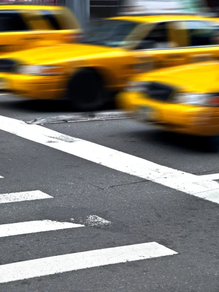 맨하탄에서 모션 노란색 cabas — 스톡 사진
