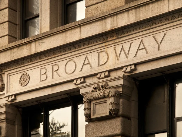 Broadway χαραγμένο σε ένα κτήριο του Μανχάταν — Φωτογραφία Αρχείου