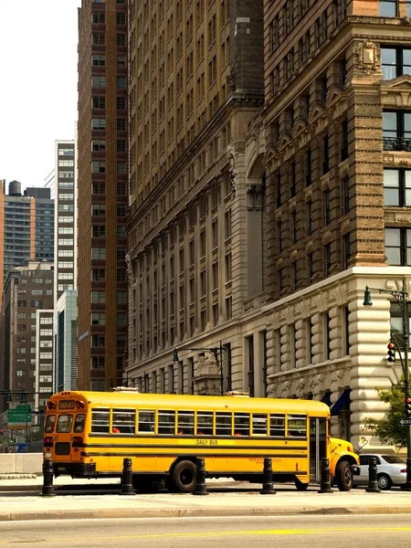 Autobús escolar en las calles de Manhattan — Foto de Stock