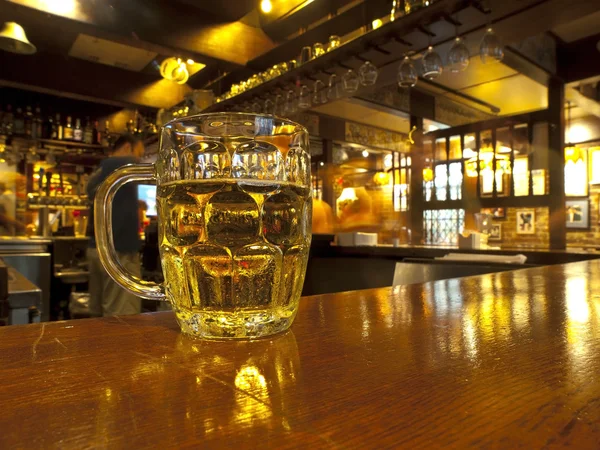 Cerveza fría en un bar Contador —  Fotos de Stock