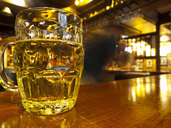 Koud biertje in een pub teller — Stockfoto