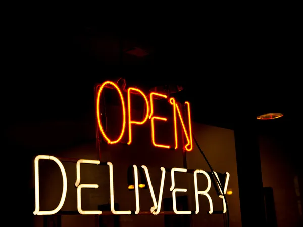 Firma de entrega abierta por la noche — Foto de Stock
