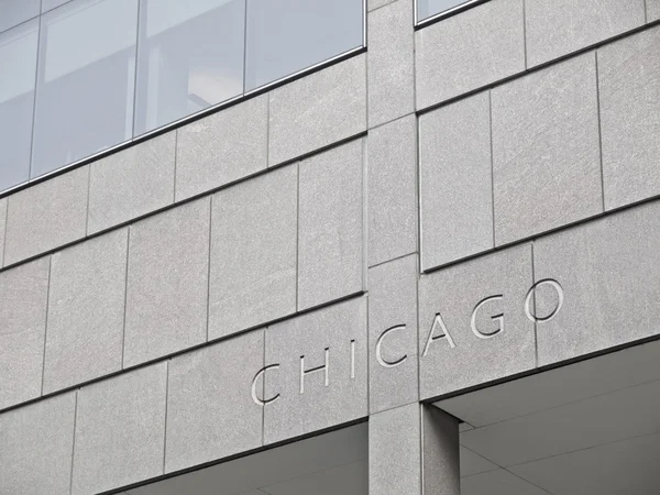Chicago Lettering esculpida em um edifício moderno — Fotografia de Stock