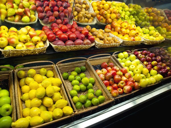 Färska frukter på marknaden — Stockfoto