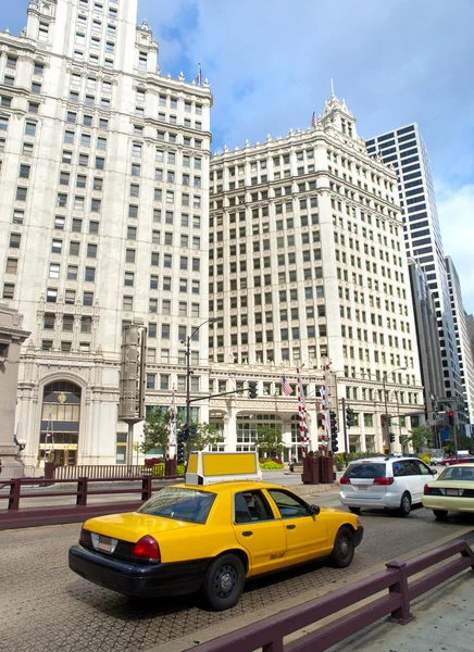 Τυπικό κίτρινο ταξί στους δρόμους του Σικάγο — Φωτογραφία Αρχείου