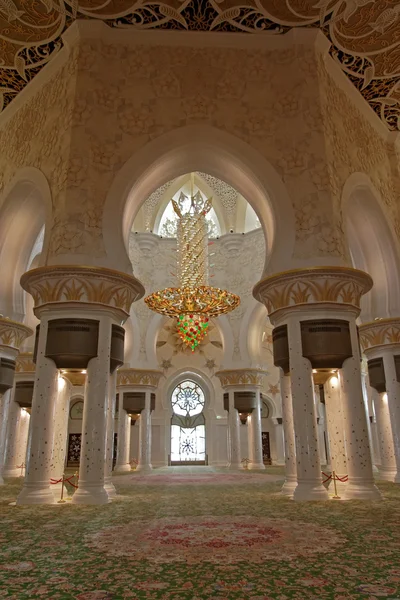 Moschee mit Teppich in Abu Dhabi — Stockfoto