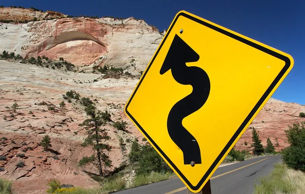 曲折的道路 (交通标志) 在锡安国家公园 — 图库照片