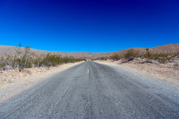 Death Valley Np: Ändlösa vägen — Stockfoto