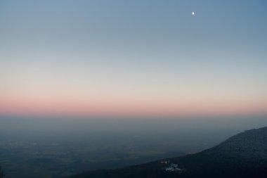 Alsace: Le Mont St Odile alacakaranlıkta